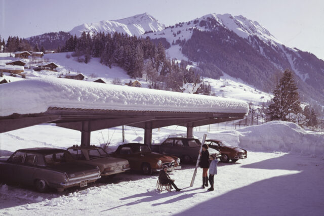 Gstaad, Familie mit Skis, Grand Hotel Alpina Gstaad
