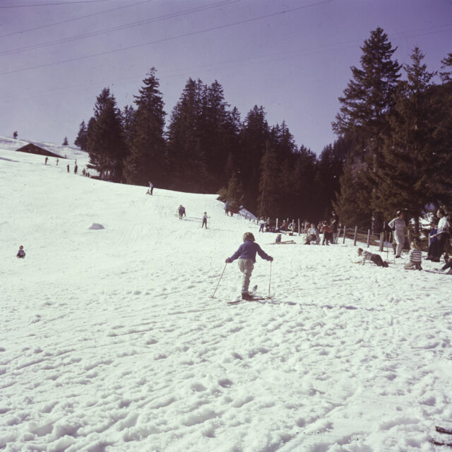 Adelboden, Kind mit Ski,