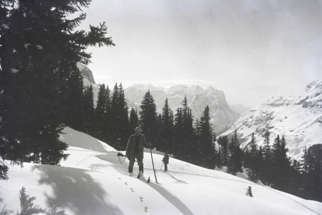 Engstlenalp, zwei Skitourengänger im Winter