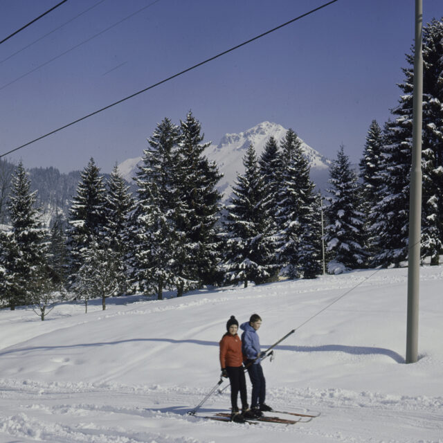 Chatel-Saint-Denis, Skifahrer auf dem Bügellift