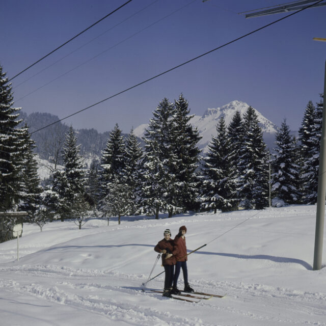 Chatel-Saint-Denis, zwei Skifahrer auf Bügellift