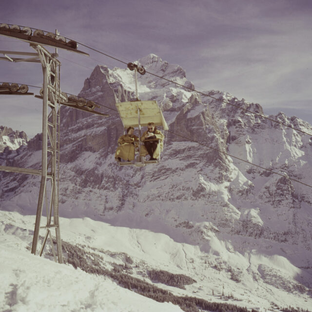 Grindelwald-First, Sessellift, Skifahrer und Skifahrerin
