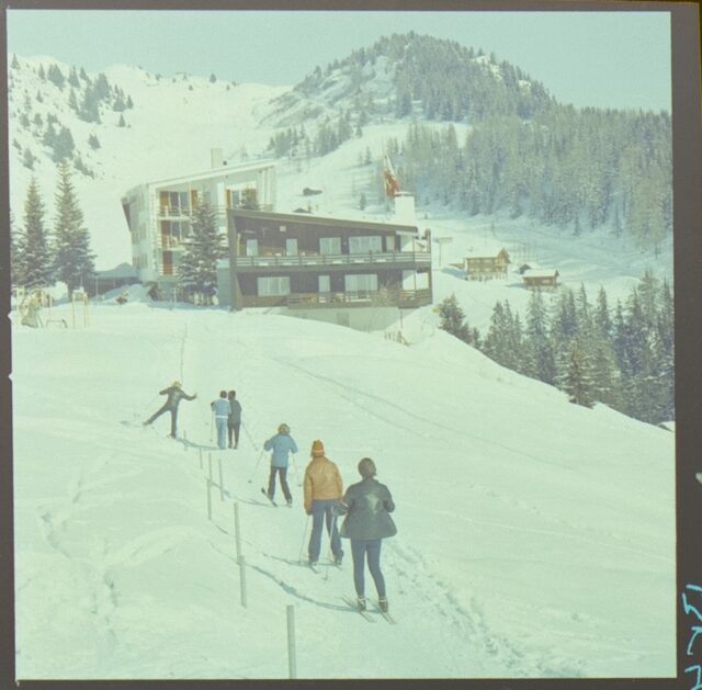Riederalp, Skifahrer und Skifahrerinnen und Sporthotel Alpenrose
