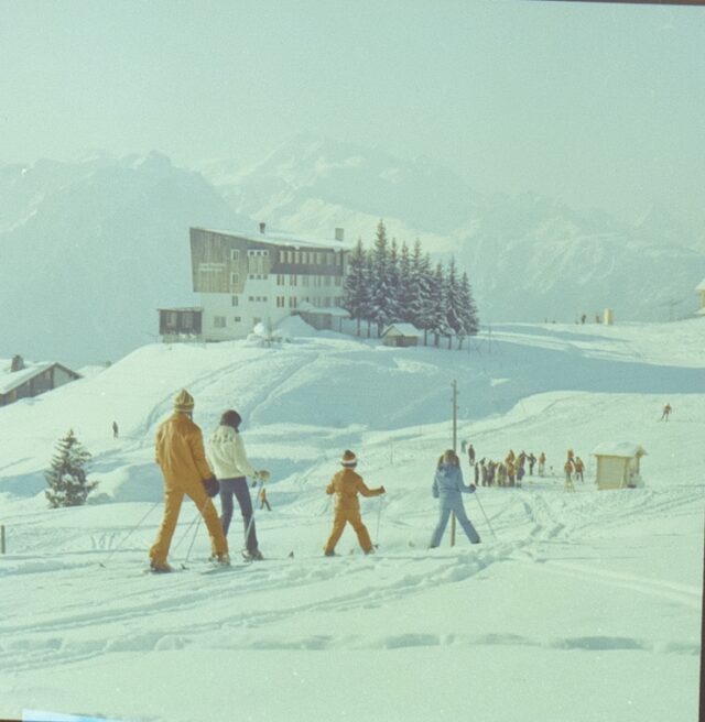 Riederalp, Skifahrer und Skifahrerinnen und Sporthotel Alpenrose,