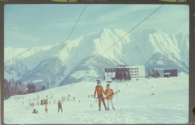 Riederalp, Skifahrer und Skifahrerinnen am Bügellift und Sporthotel Alpenrose