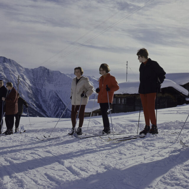 Riederalp, Skifahrer und Skifahrerinnen am warten
