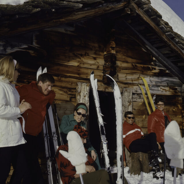 Riederalp, Skifahrer und Skifahrerinnen und Alphütte