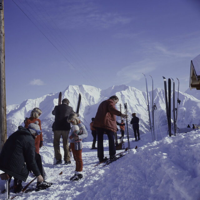 Riederalp, Skifahrer und Skifahrerinnen am Skidepot