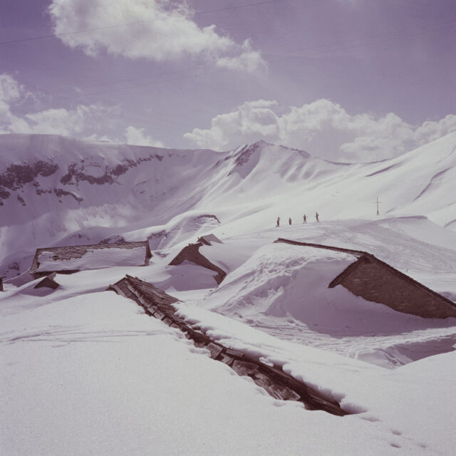 Lungern / Breitenfeld, Skifahrer bei verschneiten Alphütten
