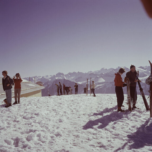 Lungern / Breitenfeld, Skifahrer am Skidepot