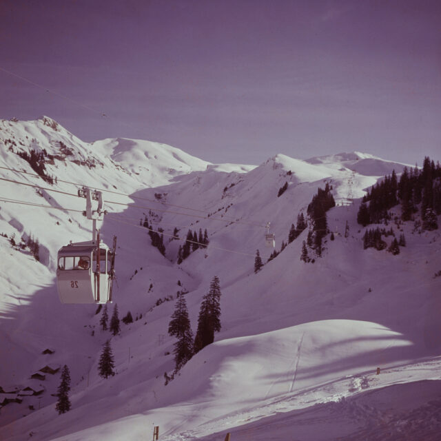 Lungern / Breitenfeld, Gondel mit aufgeschnallten Skis