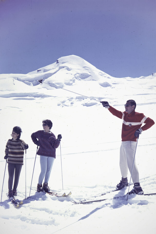 Saas Fee, Skilehrer mit zwei Frauen auf der Piste