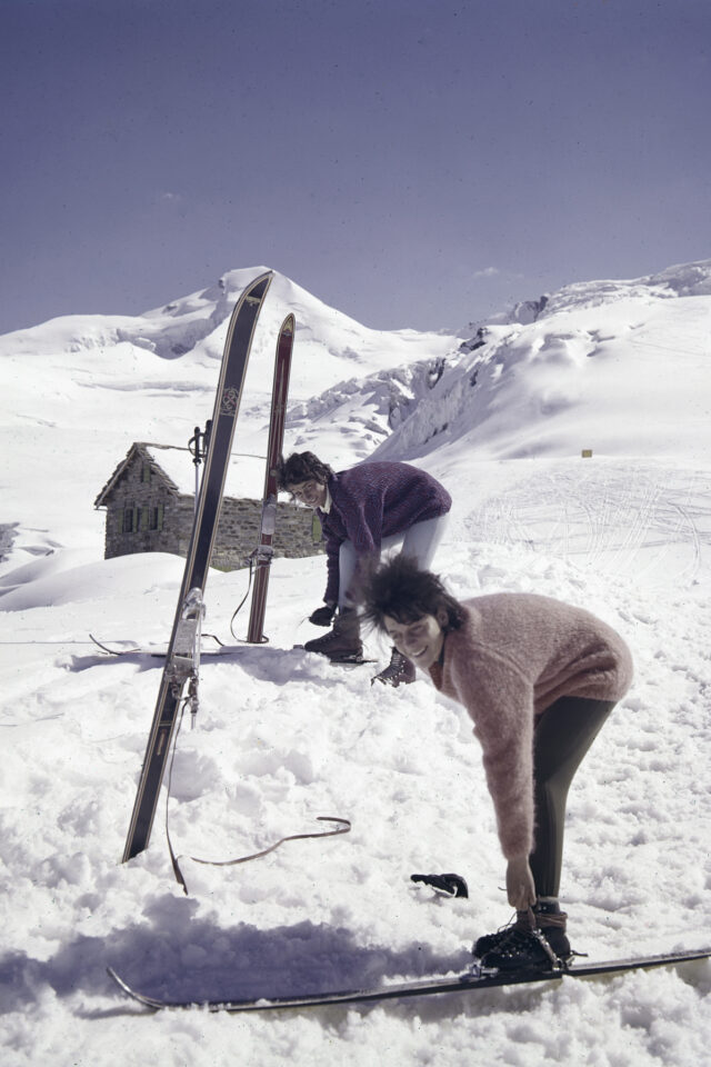 Saas Fee, zwei Skifahrerinnen schnallen sich die Skis an.