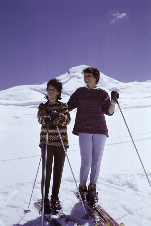 Saas Fee, Zwei Frauen posieren auf Skis