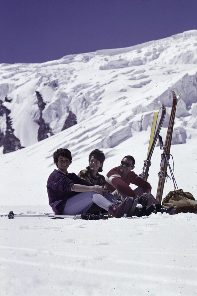 Saas Fee, Zwei Frauen und Skilehrer sitzen