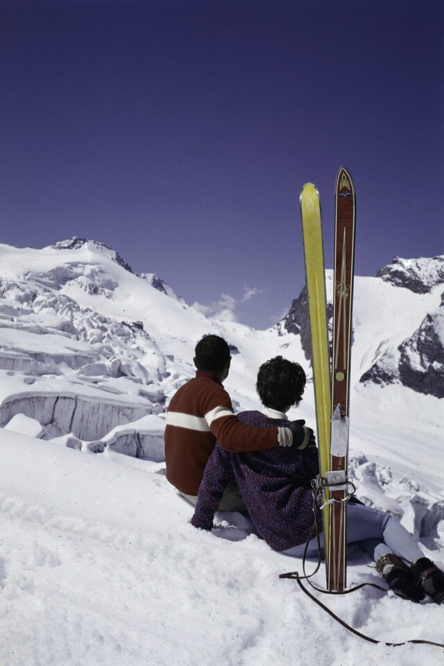 Saas Fee, Skilehrer und Skifahrerin bei der Pause