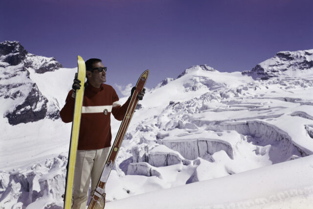 Saas Fee, Skilehrer posiert mit Skiern