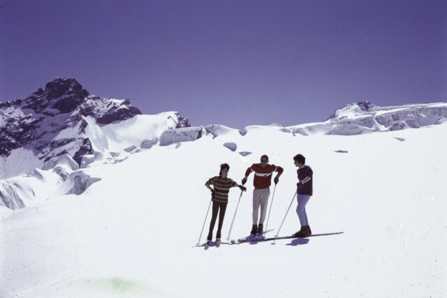 Saas Fee, Skifahrer beim Pausieren
