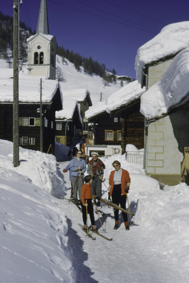 Saas Fee, Skifahrer im Dorf