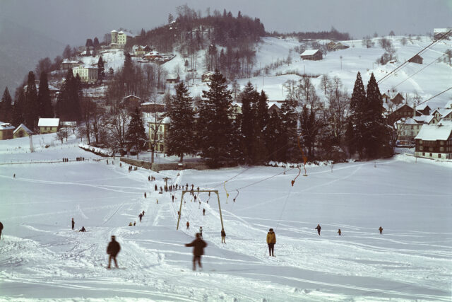 Morschach Fronalp, Skilift mit Skifahrern