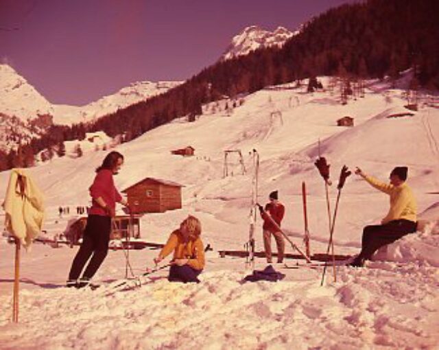 Leukerbad, Skifahrerinnen und Skifahrer unterhalb des Skilifts am Pistenrand