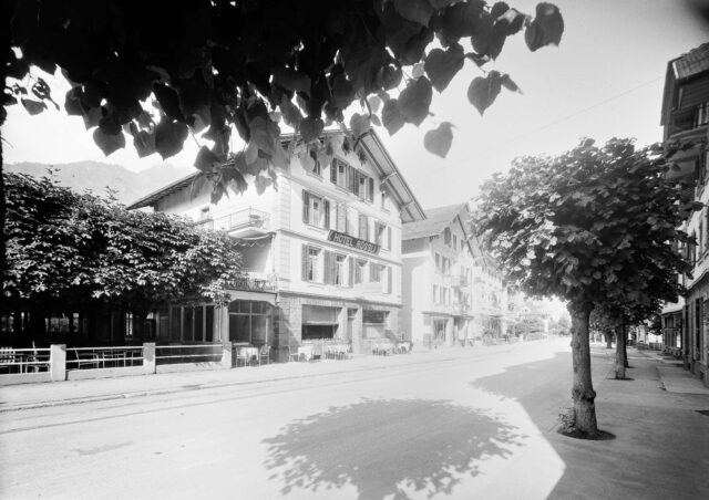 Hotel Rössli Meiringen, Aussenansicht mit Blick in Bahnhofstrasse