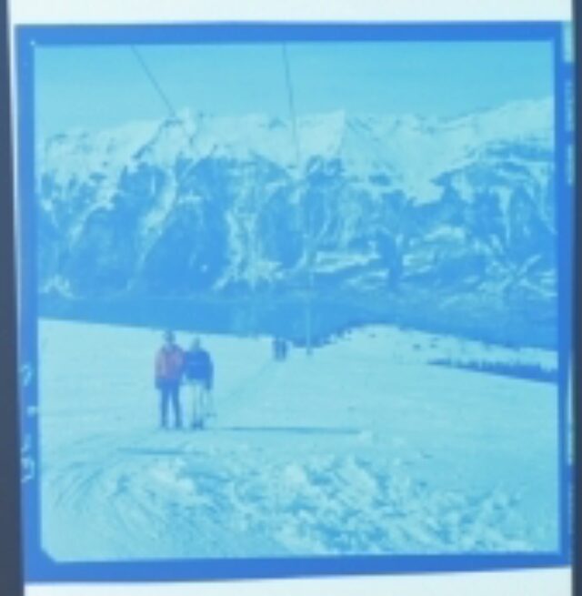 Meiringen/Hasliberg (vermutl.), Paar auf Skilift in Richtung Bergstation fahrend