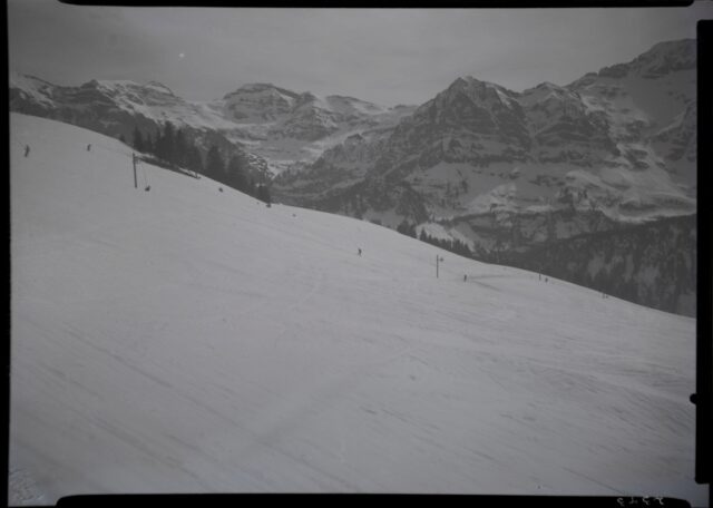 Champéry, Skifahrer und Skifahrerinnen auf Bügellift und Piste