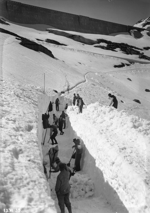 Arbeiter beim Schneeräumen an der Grimselpassstrasse (unterhalb der Staumauer "Seewsegg")