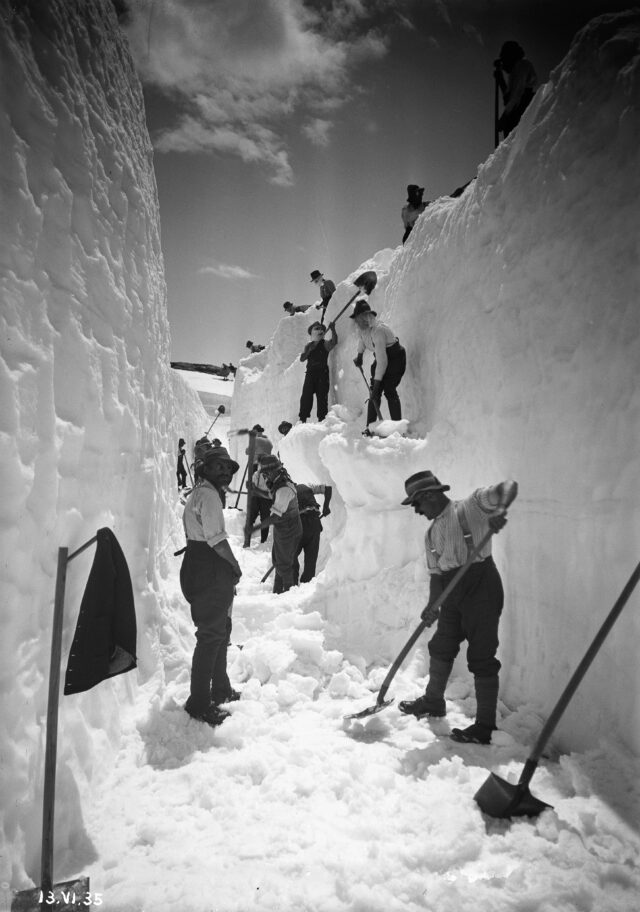 Arbeiter beim Schneeräumen an der Grimselpassstrasse