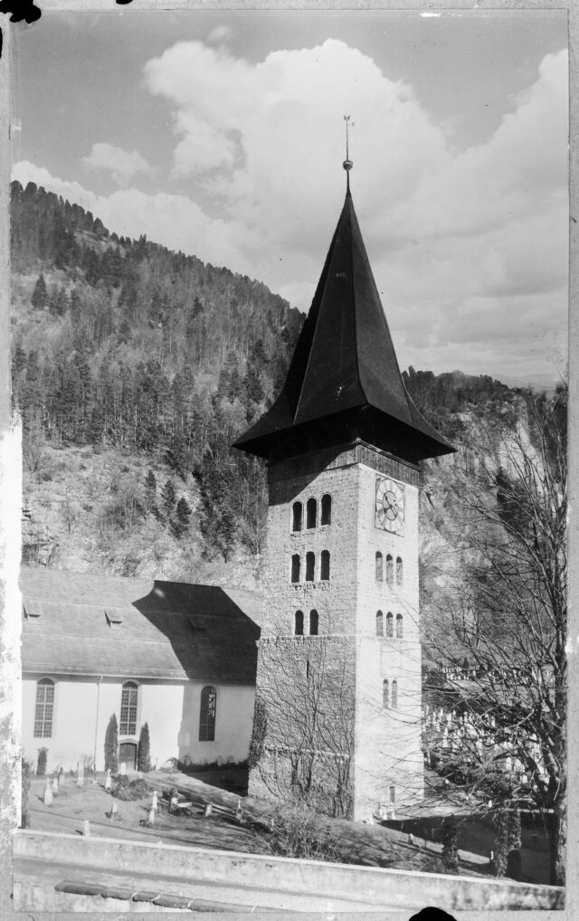 Postkarte Kirche Meiringen mit Kirchturm
