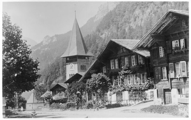 Postkarte Meiringen, Wohnhäuser und Kirche