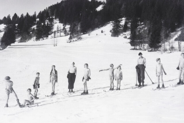 Chesières, Postkarten Kinderheim "Gai Matin" Gruppe von skifahrenden Kindern