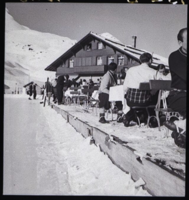 Kleine Scheidegg, Sonnenterrasse mit Ski-Depot