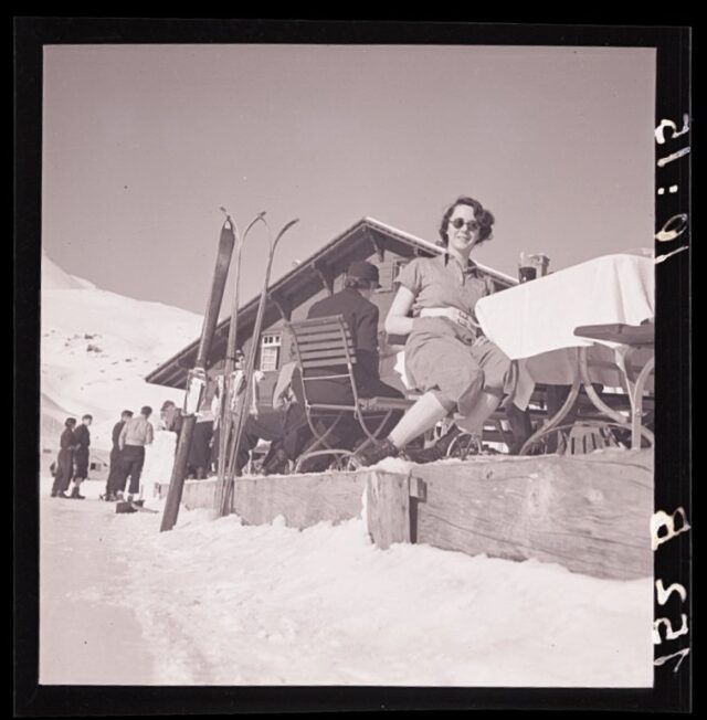 Kleine Scheidegg, Kurhaus Bellevue, Sonnen-Terrasse mit Skifahrerin