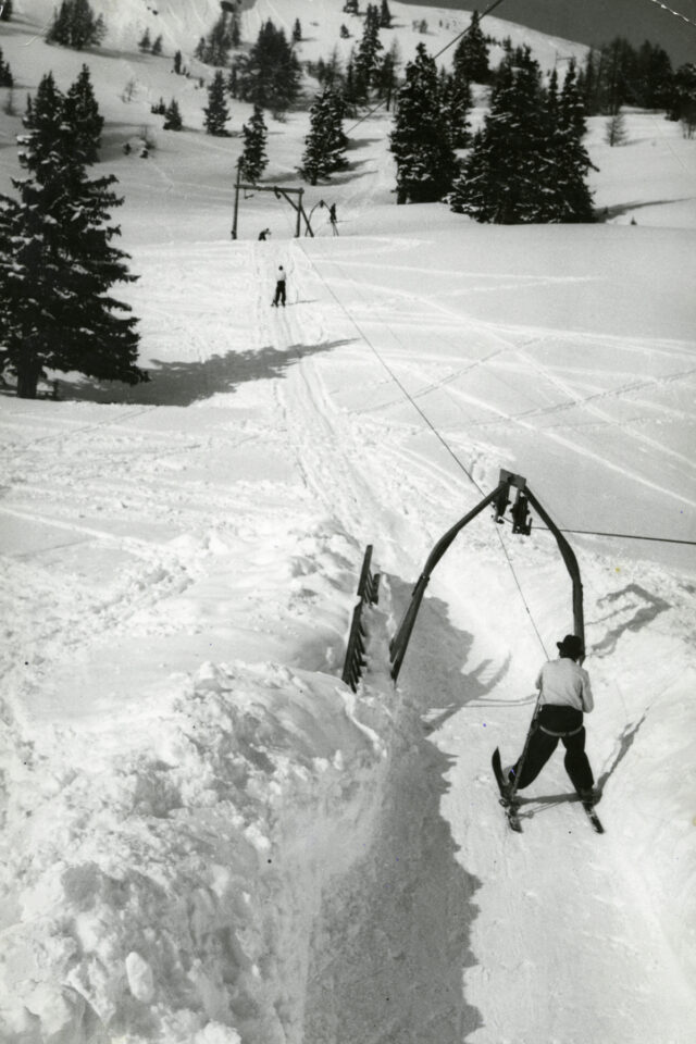 Crans-Montana, Bügellift mit Skifahrern