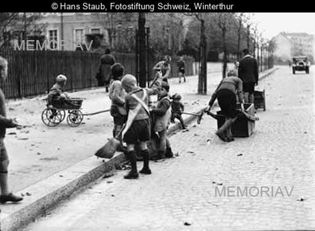 Arbeiterkinder sammeln Laub für den Schrebergarten, Zürich