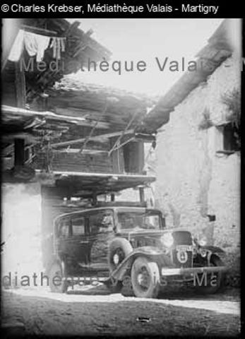 [Automobile postale et raccards, Ayer Val d'Anniviers]