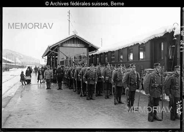 [Gebirgsinfanteristen aufgestellt für den Verlad auf die Eisenbahn, Geb Bat 8 Aigle]