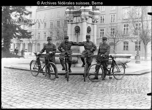 [Gruppenaufnahme der Radfahrer im Armeestab, Bern]