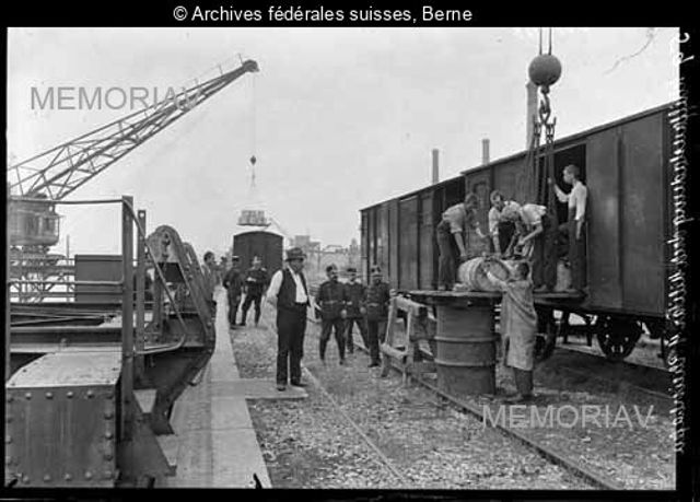 [Umladen vom Schiff auf die Eisenbahn durch Soldaten am Reinhafen, Div. 4 Basel]