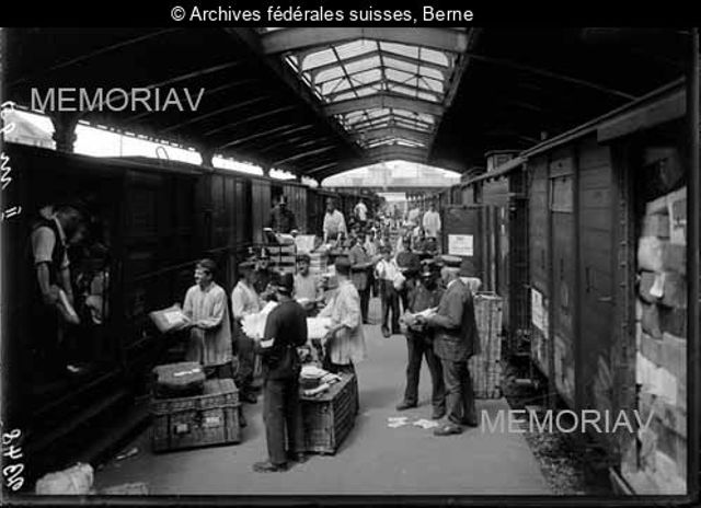 [Soldaten beim Umladen der Paketpost für franz. Kriegsgefangene im Bahnhof Basel]
