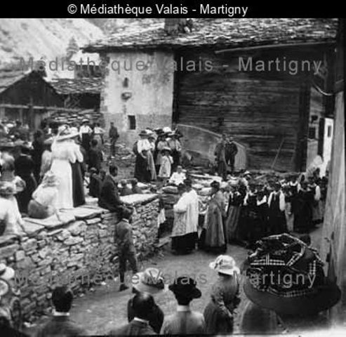 [Procession des femmes de la confrérie du Saint Sacrement, Evolène Val d'Hérens] – Evolène, séjour du 16 au 23 août 1911