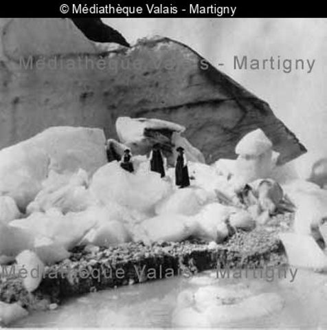 [Femmes sur la frange d'un glacier, Val d'Hérens]