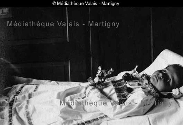 [Enfant sur son lit de mort, Val d'Hérens]