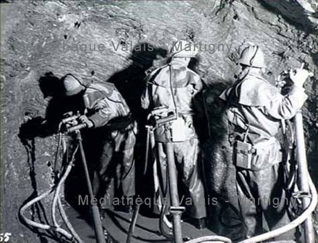 [Mineurs dans une galerie lors de la construction du barrage de Moiry, Val d'Anniviers]
