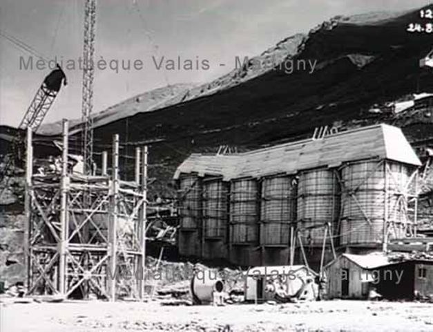 [Montage des silos à sable, barrage de Moiry Val d'Anniviers]