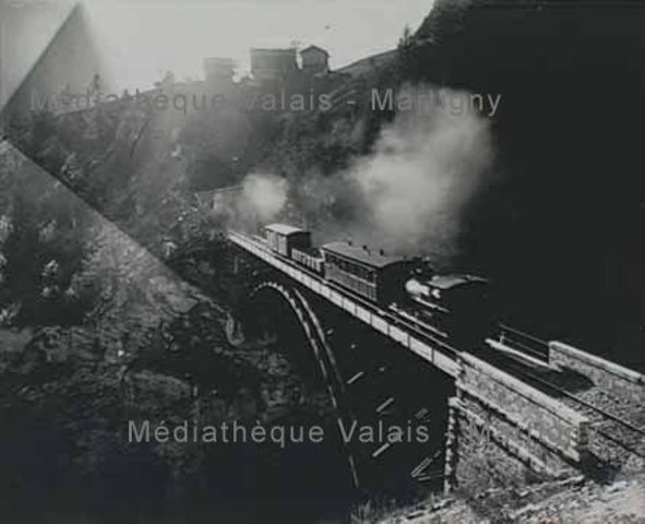 [Train de la ligne Brig-Visp-Zermatt sur un pont, vers Viège]