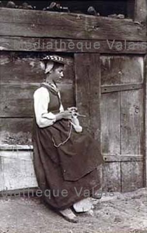[Femme tricotant, Evolène Val d'Hérens]