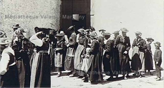 [Groupe de femmes et enfants en costume à Evolène, Val d'Hérens]